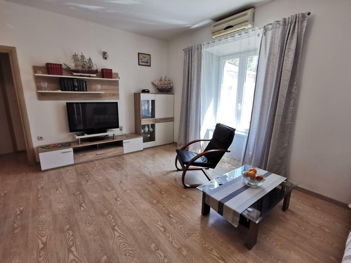 Big And Spacious Apartment In The Heart Of Омиш Экстерьер фото