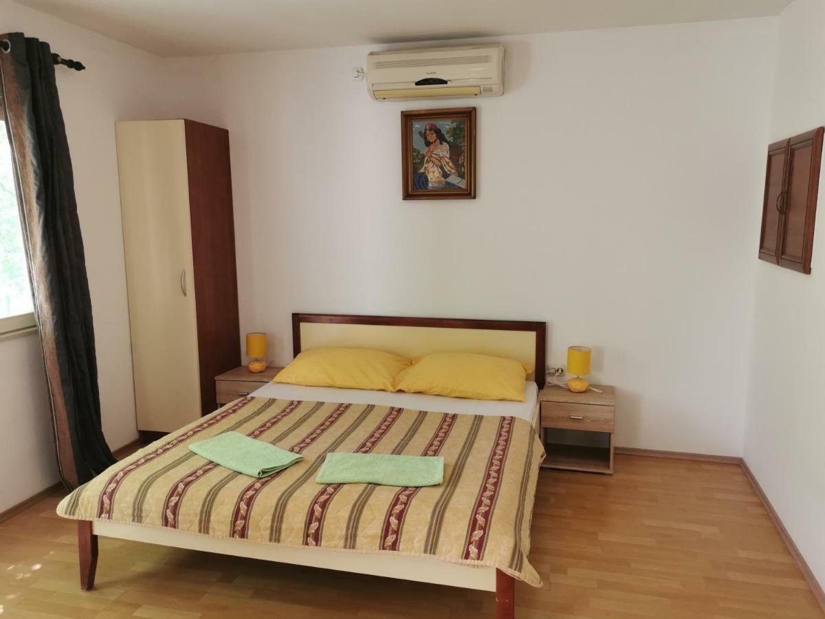 Big And Spacious Apartment In The Heart Of Омиш Экстерьер фото
